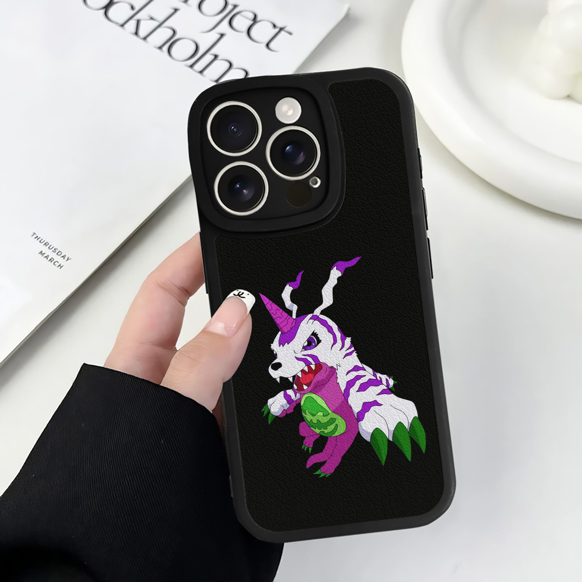 （画像用） Digimon デジタルモンスター/デジモン 【iPhone 16シリーズ対応】シリコンスマホケース（レザー調） 材質：シリコン
